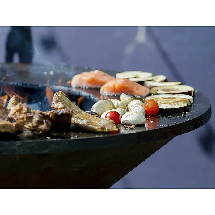 Purline Barbacoa de carbón EFP56B - Diámetro de la superficie de la parrilla: 98 cm, Negro - Plato de parrilla con carne, pescado, verduras y champiñones. Una comida deliciosa preparada en la parrilla.
