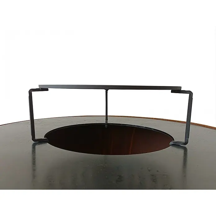 Purline Barbacoa de carbón EFP57CO - Diámetro de la superficie de la parrilla: 60 cm, Óxido - Primer plano de una parrilla Kamado con una rejilla redonda y un agujero central, ideal para ahumar y asar al aire libre.