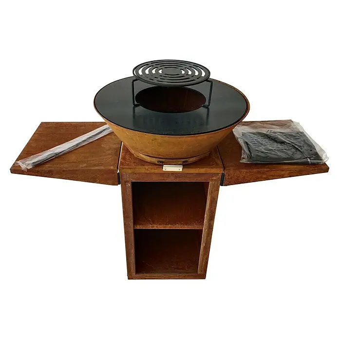 Purline Barbacoa de carbón EFP57CO - Diámetro de la superficie de la parrilla: 60 cm, Óxido - Aquí hay una imagen de una parrilla rústica con mesas auxiliares y espacio de almacenamiento debajo, perfecta para los amantes de la cocina al aire libre.