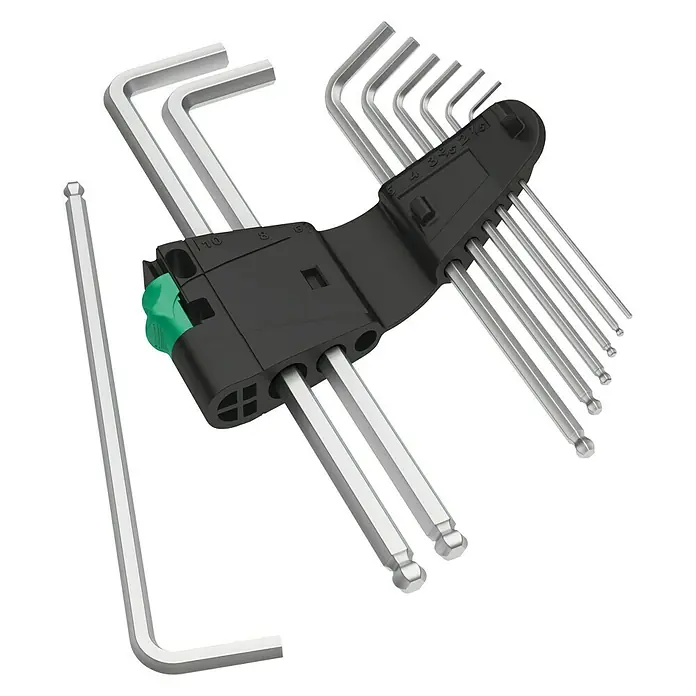 Wera Stiftschlüsselsatz 950 PKL - 9 -tlg. - Ein Set mit silbernen Innensechskantschlüsseln in verschiedenen Größen, die in einem schwarzen Halter mit grünem Akzent befestigt sind.