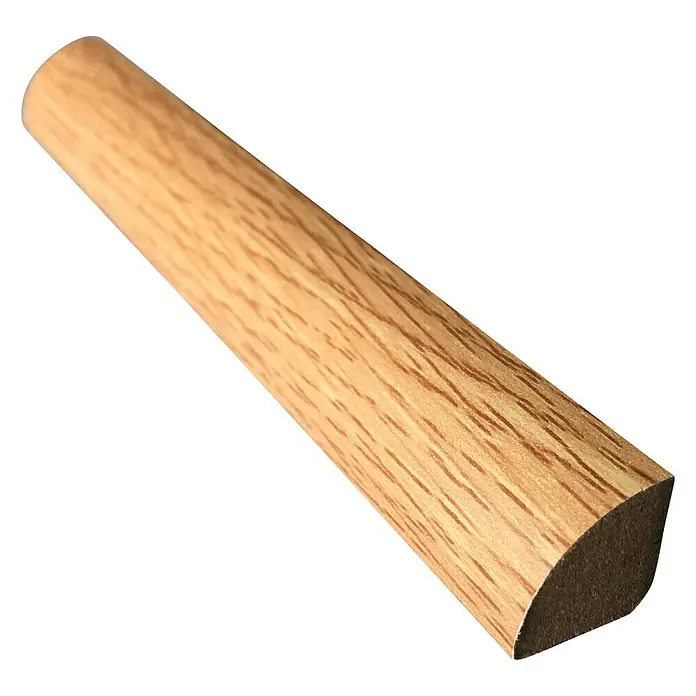Rufete Junquillo Roble - 224 cm x 15 mm x 15 mm, MDF - Detalle de un listón de cuarto de círculo de haya, ideal para acabados interiores. El listón está bien procesado y muestra una bonita veta de madera.