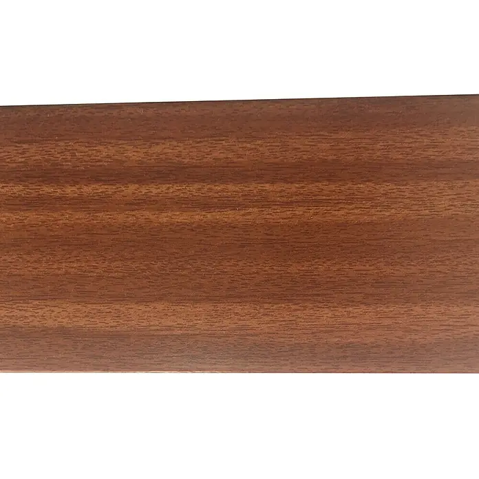 Rufete Tapeta de melamina - Sapelly, 255 cm x 90 mm x 10 mm, 1 ud. - Primer plano de un rodapié con aspecto de madera. Ideal para cubrir y proteger los bordes del suelo. Perfecto para espacios elegantes.