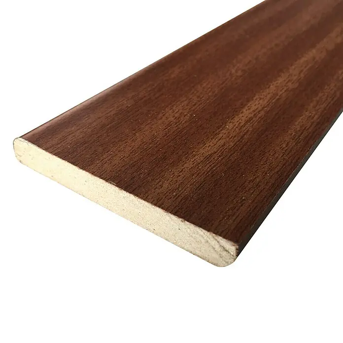 Rufete Rodapié de melamina - 224 cm x 10 mm x 70 mm, Sapelly - Un zócalo de madera con una superficie lisa y marrón y un borde claro. Ideal para diseño de interiores y revestimiento de suelos.