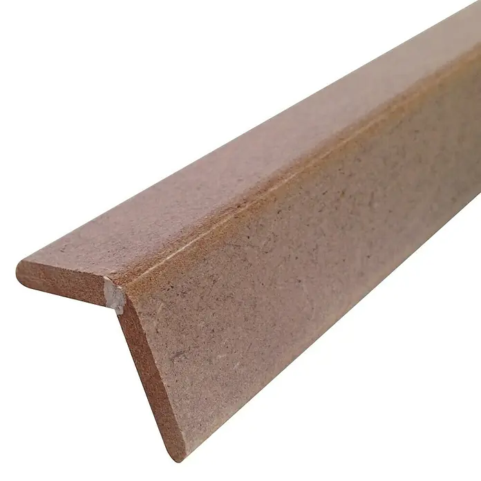 Rufete Perfil de esquina adhesivo MDF sin tratar - 260 cm x 30 mm x 30 mm - Primer plano de un protector de esquina de MDF con aspecto de madera, que ofrece una solución duradera y decorativa para la protección de bordes.