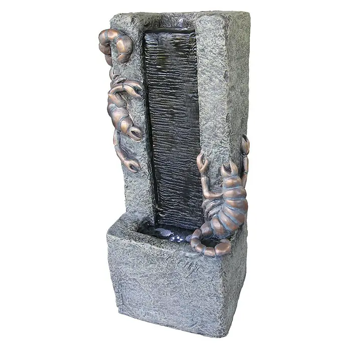 Silex Gartenbrunnen Skorpion - 34 x 24,5 x 70 cm, Kunststoff - Ein dekorativer Zimmerbrunnen mit Skorpion-Design. Der Brunnen hat ein Wasserfall-Element und ist aus Stein gefertigt.