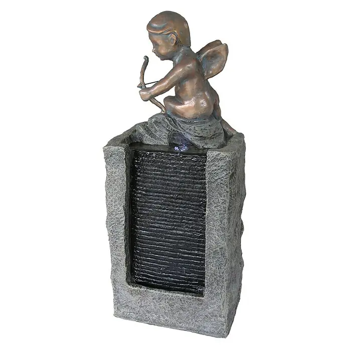 Silex Gartenbrunnen Schütze - 34 x 24 x 76,5 cm, Kunststoff - Detailaufnahme eines dekorativen Zierbrunnens mit Amorfigur aus Kunststein, der für eine stimmungsvolle Atmosphäre sorgt.