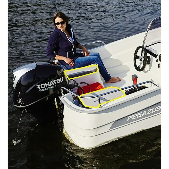 PEGAZUS Sitzkissen für hintere Sitze - Passend für: Pegazus Boot GFK 450, 2 Stk. - Ein weißes Motorboot "Pegazus" mit Tohatsu Außenbordmotor, auf dem eine Frau sitzt. Hervorgehoben sind die Sitzbereiche und die Reling.