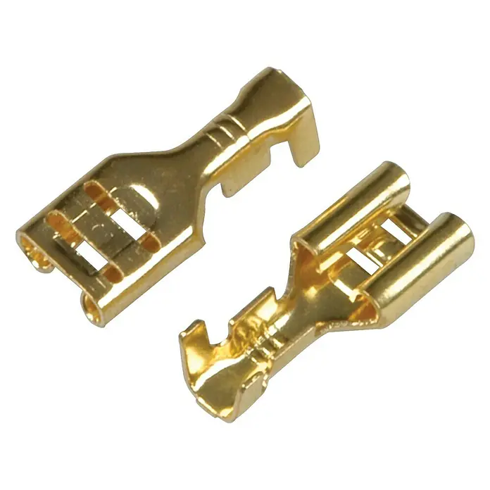 Cartrend Flachsteckhülsen - 20 Stk., Querschnitt: 0,25 mm² - 2,5 mm², Farbe: Messing - Zwei goldfarbene, isolierte Kabelschuhe, die für elektrische Verbindungen verwendet werden.