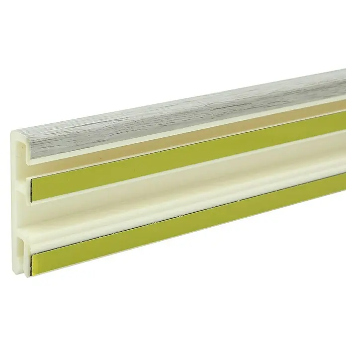 Sockelleiste Cubica - 250 cm x 14 mm x 60 mm, Eiche Weiß - Detailaufnahme einer selbstklebenden Viertelstab-Fußleiste in Grau- und Beigetönen, ideal für saubere Übergänge an Böden.