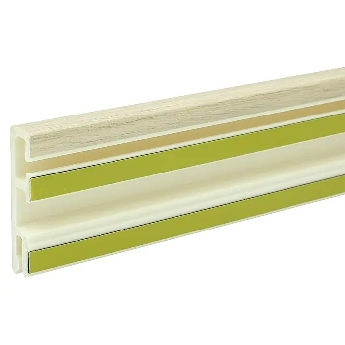 Sockelleiste Cubica - 250 cm x 14 mm x 60 mm, Eiche Grau - Eine Nahaufnahme einer Kabelkanalabdeckung mit Holzmaserung, die sich ideal zur Kabelorganisation und zum Schutz eignet.