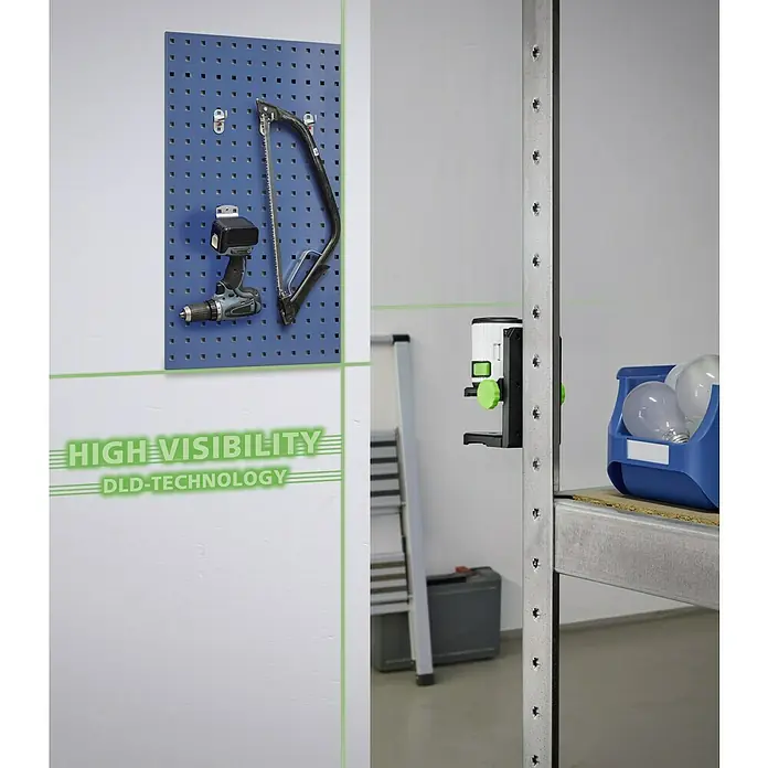 Laserliner Kreuzlinienlaser EasyCross Green - Max. Arbeitsbereich: 10 m - Werkstatteinrichtung mit Werkzeugwand und Nivelliergerät.