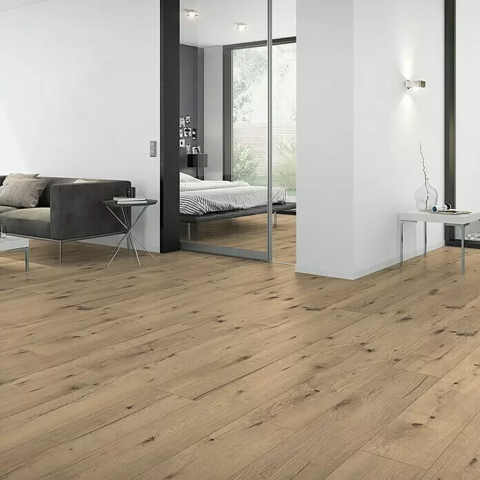 Living by Haro Parkettmuster Eiche pure strukturiert Naturöl - 290 x 180 x 12 mm, Landhausdiele - Helle Eichenholzdielen mit sichtbarer Maserung und Ästen, als Bodenbelag in einem modernen Wohn- und Schlafzimmer.