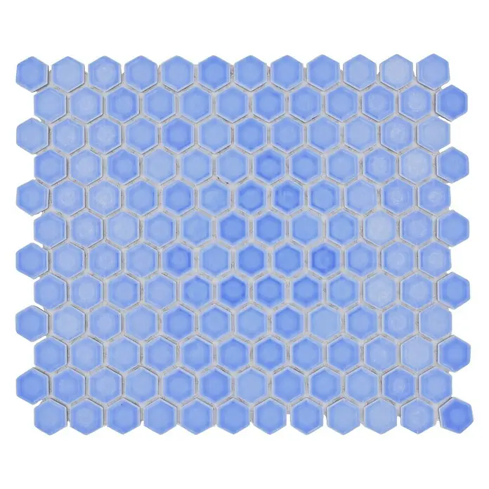 Mosaikfliese Hexagon Uni HX 280 - 26 x 30 cm, Blau, Glänzend - Nahaufnahme eines blauen, sechseckigen Mosaikfliesen-Blatts mit leicht unregelmäßiger Oberfläche für Badezimmer- oder Küchenakzente.