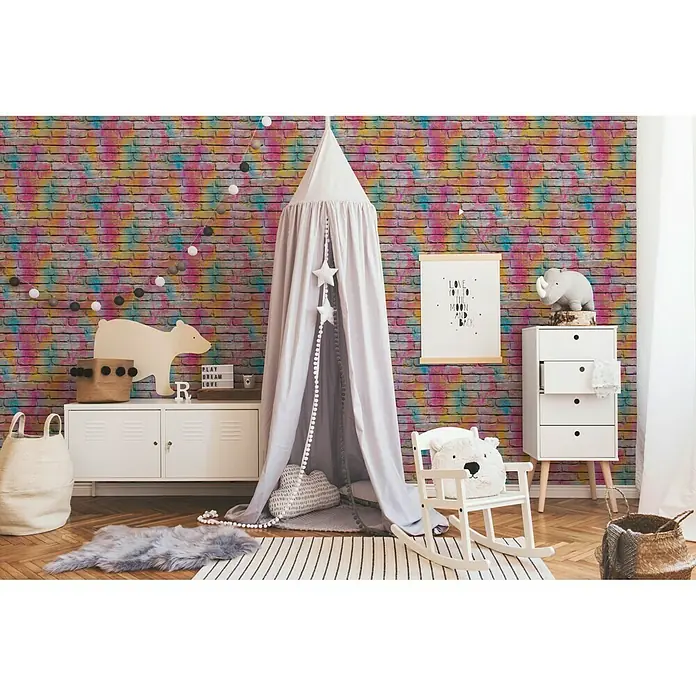 A.S. Création Boys And Girls 6 Vliestapete - Bunt, Steinoptik, 10,05 x 0,53 m - Ein Kinderzimmer mit einer bunten Ziegelwandtapete, einem weißen Nachttisch und einem Spielzelt für eine gemütliche Atmosphäre.