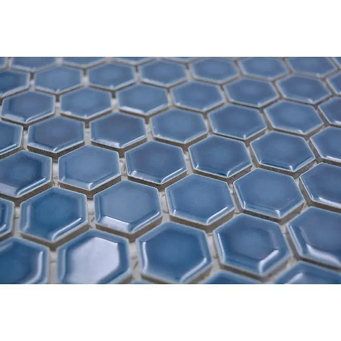 Mosaikfliese Hexagon Uni HX 230 - 26 x 30 cm, Blau, Glänzend - Nahaufnahme von blauen, sechseckigen Keramikfliesen, die ein stilvolles Mosaikmuster bilden. Ideal für moderne Wand- und Bodengestaltungen.