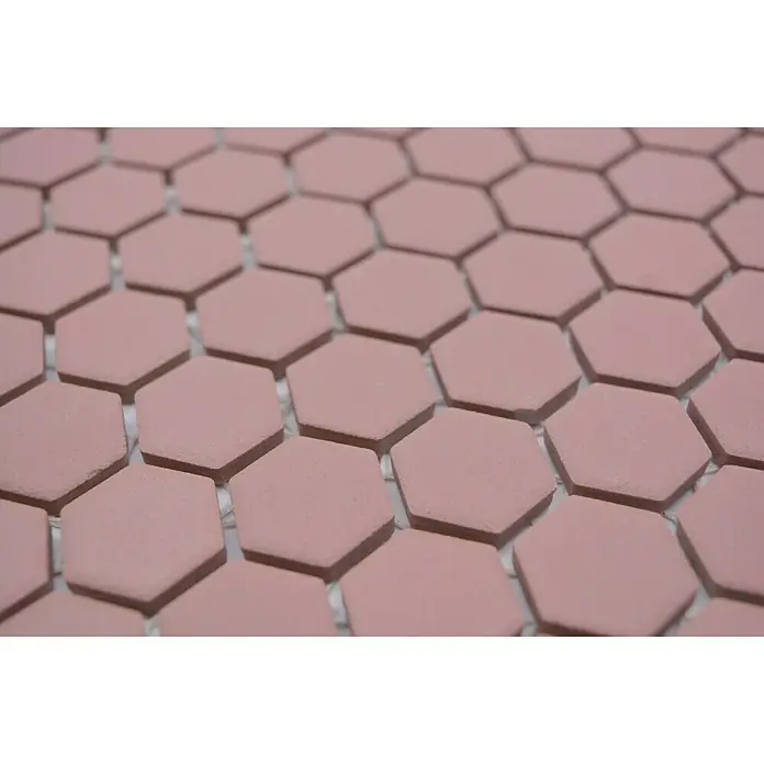 Mosaikfliese Hexagon Uni HX AT24 - 26 x 30 cm, Rot, Matt - Nahaufnahme von sechseckigen Mosaikfliesen in zartem Rosa, ideal für stilvolle Wand- und Bodengestaltungen. Perfekt für Bad und Küche.