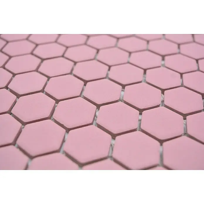 Mosaikfliese Hexagon Uni HX AT22 - 26 x 30 cm, Rosa, Matt - Nahaufnahme der sechseckigen rosa Mosaikfliesen, perfekt für ein stilvolles Bad oder eine Küchenrückwand, die jedem Raum einen Hauch von Farbe verleihen.