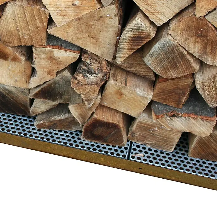 Palatino Exclusive Line Einlegeböden Woodpecker - Passend für: Palatino Exclusive Line Brennholzregal Woodpecker, 3 Stk. - Nahaufnahme von gestapeltem Brennholz auf einem perforierten Metallregal. Ideal zur Lagerung von Holz und sorgt für gute Belüftung.