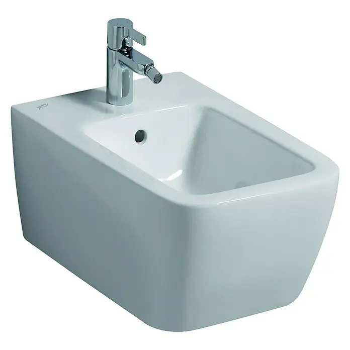 Geberit iCon Wand-Bidet Square - 35 x 54 cm, Weiß, Keramik, Ohne Spezialglasur - Nahaufnahme eines modernen weißen Wand-Bidets mit einem glänzenden Chromhahn.