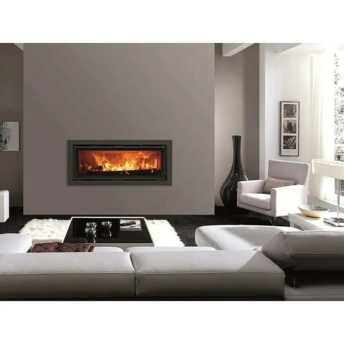 Panadero Insert Leña C-101 S - L x An x Al: 57 x 112 x 51 cm, 8,9 kW, 270 m³, Antracita - Una chimenea moderna con un fuego vibrante, ubicada en un elegante espacio vital con muebles blancos y decoración minimalista.