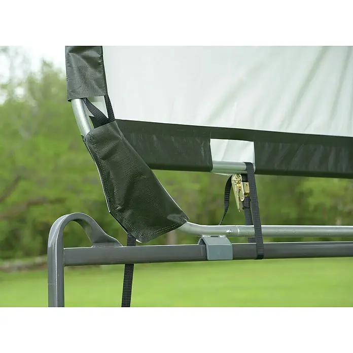 ShelterLogic Weidezelt - Grundfläche: 13,7 m², Kunststoff - Detailaufnahme eines Outdoor-Displays mit Metallrahmen und einer weißen Stoffbespannung, befestigt mit Gurten und verstärkten Ecken.