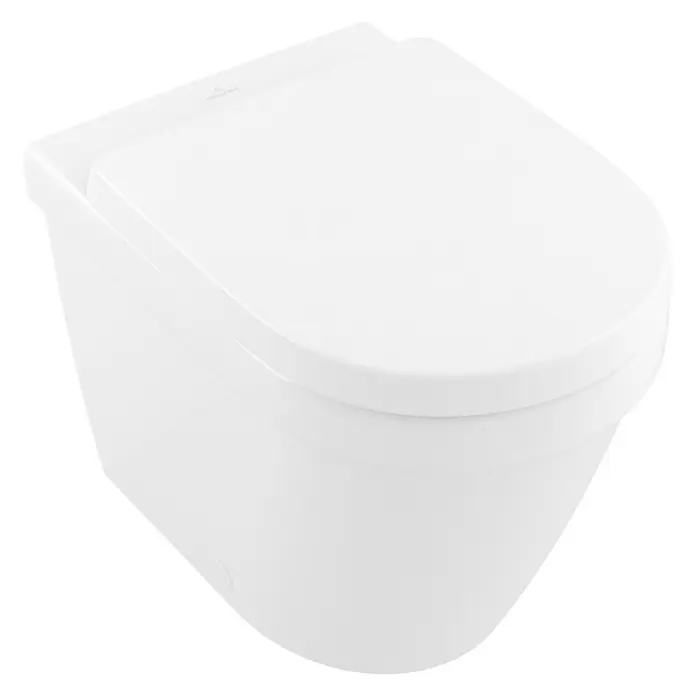 Villeroy & Boch Architectura Stand-WC - Mit Spülrand, Mit schmutzabweisender Glasur, Spülform: Tief, WC Abgang: Waagerecht, Weiß - Nahaufnahme einer weißen Villeroy & Boch Wandtoilette mit geschlossenem Deckel vor schwarzem Hintergrund.