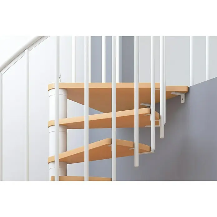 Dolle Spindeltreppe Montreal - Durchmesser: 120 cm, Weiß, Farbe Stufen: Buche Natur, Geschosshöhe: 252 cm - 282 cm - Aufnahme einer Wendeltreppe mit Holzstufen und weißen Geländern, die sich für moderne Innenräume eignet.