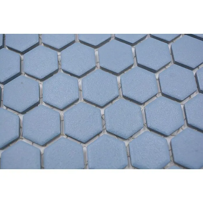 Mosaikfliese Hexagon Uni HX AT23 - 26 x 30 cm, Blau, Matt - Nahaufnahme von sechseckigen, hellblauen Mosaikfliesen, die sich für moderne Badezimmer eignen. Sie verleihen eine ruhige und stilvolle Note.