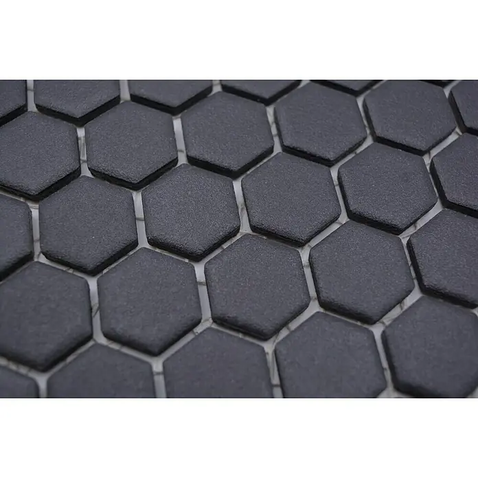 Mosaikfliese Hexagon Uni HX AT29 - 26 x 30 cm, Schwarz, Matt - Nahaufnahme eines Musters aus schwarzen Sechseckfliesen, die ein geometrisches und modernes Design für Boden- oder Wandbeläge ergeben.