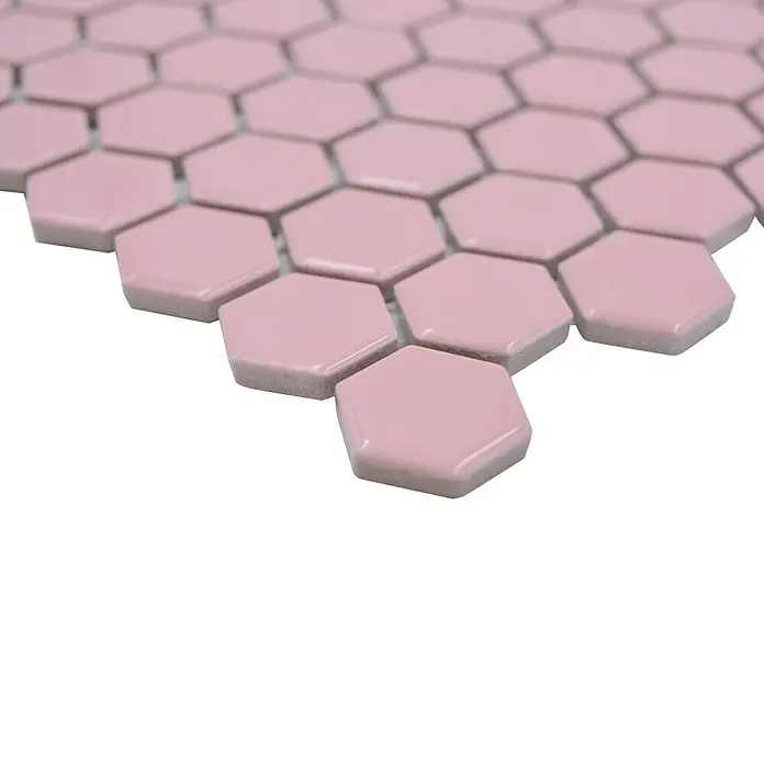 Mosaikfliese Hexagon Uni HX 220 - 26 x 30 cm, Rosa, Glänzend - Nahaufnahme von rosa sechseckigen Fliesen, die ein elegantes Mosaikmuster für Badezimmerböden und Küchendekor bilden.