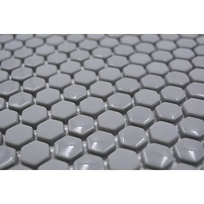 Mosaikfliese Hexagon CUBA HX4GM - 29 x 29,5 cm, Grau, Matt - Nahaufnahme von grauen, sechseckigen Duschfliesen, die ein modernes und rutschfestes Badezimmerdesign bieten.