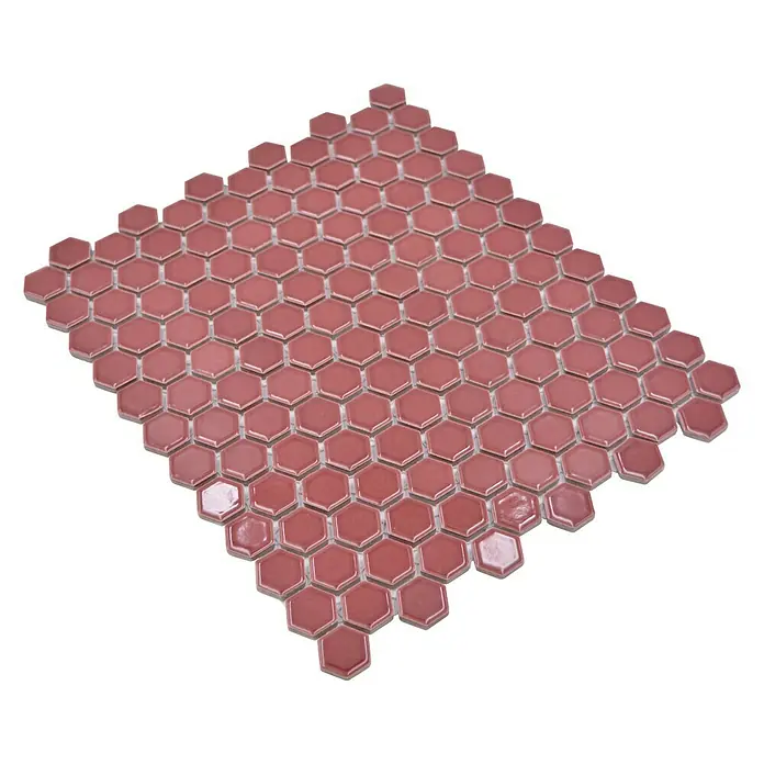 Mosaikfliese Hexagon Uni HX 240 - 26 x 30 cm, Bordeaux, Glänzend - Nahaufnahme eines Bogen Mosaikfliesen mit sechseckigen, rosa glasierten Keramikfliesen für eine moderne Wand- oder Bodengestaltung.