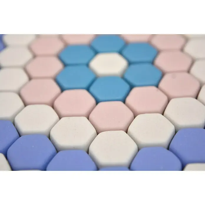 Mosaikfliese Hexagon CUBA HX9M - 18 x 17,8 cm, Blau/Rosa/Weiß, Matt - Nahaufnahme eines Musters aus sechseckigen Fliesen in Blau-, Rosa- und Weißtönen, das eine beruhigende und moderne Ästhetik bietet.