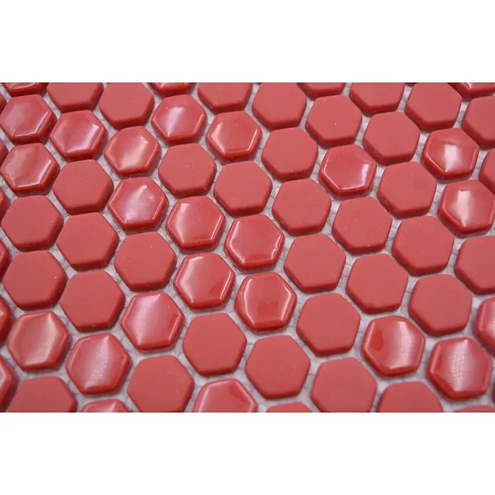 Mosaikfliese Hexagon CUBA HX6GM - 29 x 29,5 cm, Rot, Matt - Nahaufnahme von roten, sechseckigen Mosaikfliesen, die ein geometrisches Muster bilden und sich ideal für Wand- und Bodendesign eignen.