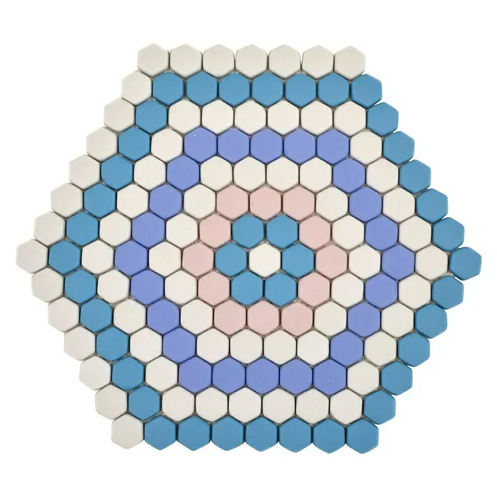 Mosaikfliese Hexagon CUBA HX9M - 18 x 17,8 cm, Blau/Rosa/Weiß, Matt - Nahaufnahme eines sechseckigen Musters aus blauen, weißen, lila und rosa Mosaikfliesen, perfekt für Wand- oder Bodendekoration.