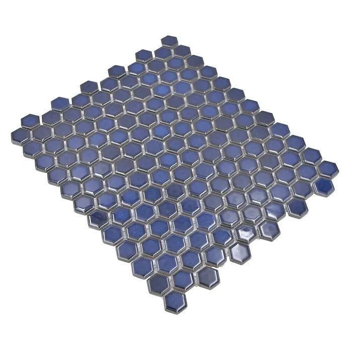 Mosaikfliese Hexagon Uni HX 260 - 26 x 30 cm, Blau, Glänzend - Blaue sechseckige Mosaikfliesen sind für ein einzigartiges und stilvolles Interieur auf einem Netz montiert. Wunderbar für Badezimmer und Küchen.