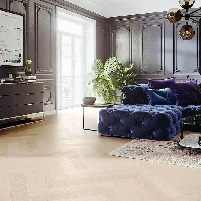 Barlinek Parkett - Esche Select, Fischgrät, 725 x 130 x 14 mm - Ein plüschiges, violettes getuftetes Samt-Ecksofa in einem luxuriösen Wohnzimmer.