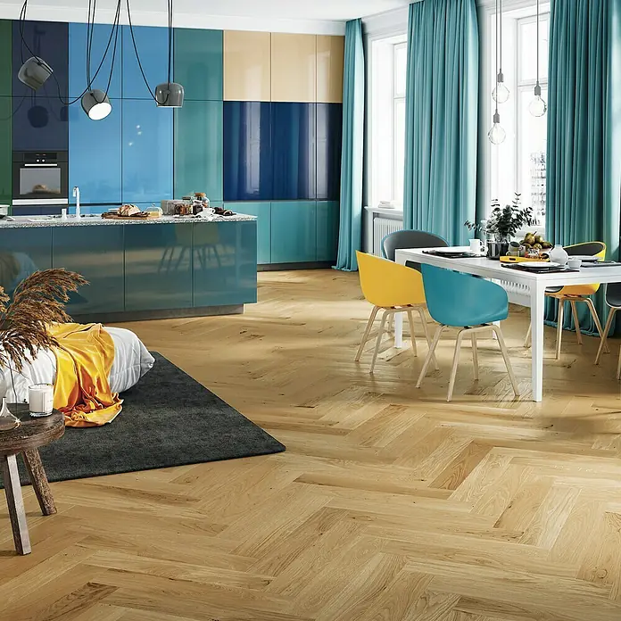 Barlinek Parkett Classico Line - Eiche Caramel, Fischgrät, 725 x 130 x 14 mm - Helle Holzböden im Fischgrätmuster verleihen diesem Küchen- und Essbereich Wärme und Eleganz. Der Boden harmoniert mit den farbenfrohen Möbeln.