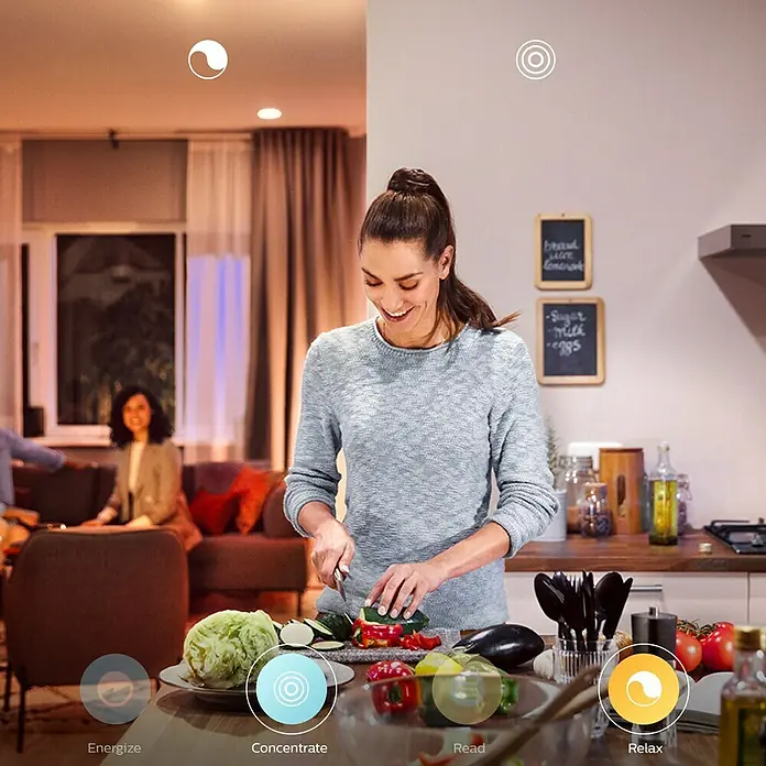 Philips Hue Set de bombillas LED inteligentes - GU10, Intensidad regulable, RGBW, 350 lm, 5,7 W, 1 ud. - Iluminación inteligente para cada estado de ánimo: concéntrate mientras cocinas, relájate mientras lees o disfruta de un ambiente acogedor con amigos.