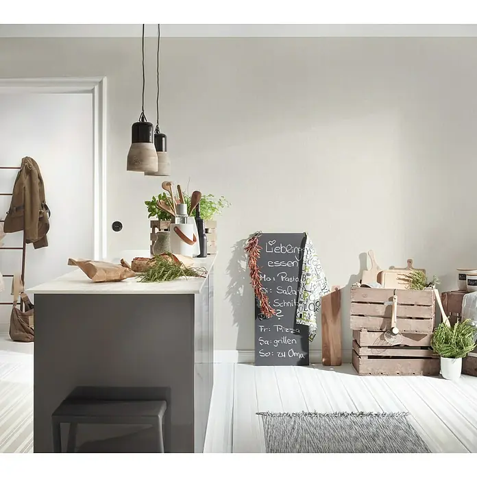 A.S. Création Hygge Vliestapete - Hellbeige, Uni, 10,05 x 0,53 m - Aufnahme von Küchenutensilien, Menütafel und Holzkisten in einem gemütlichen Küchenbereich.