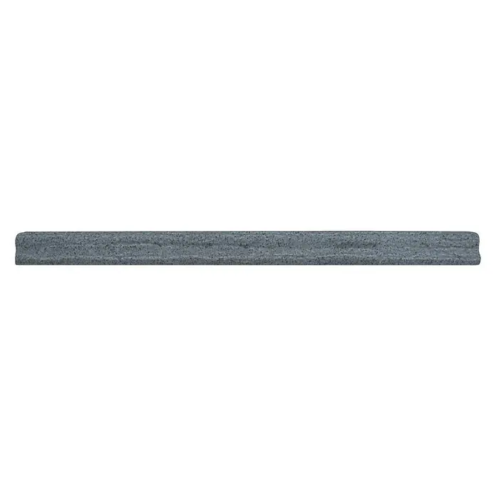 Moldura decorativa rústica Gris medio - 5 x 60 x 5 cm, Gris medio - Primer plano de una piedra de afilar gris con textura fina sobre fondo negro, ideal para afilar herramientas.