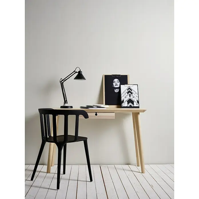 Lutèce Authentic Walls 2 Vliestapete - Weiß, Streifen, 10,05 x 0,53 m - Schreibtisch mit Holzplatte und Schublade, schwarzer Schreibtischlampe und Stuhl vor einer hellen Wand.