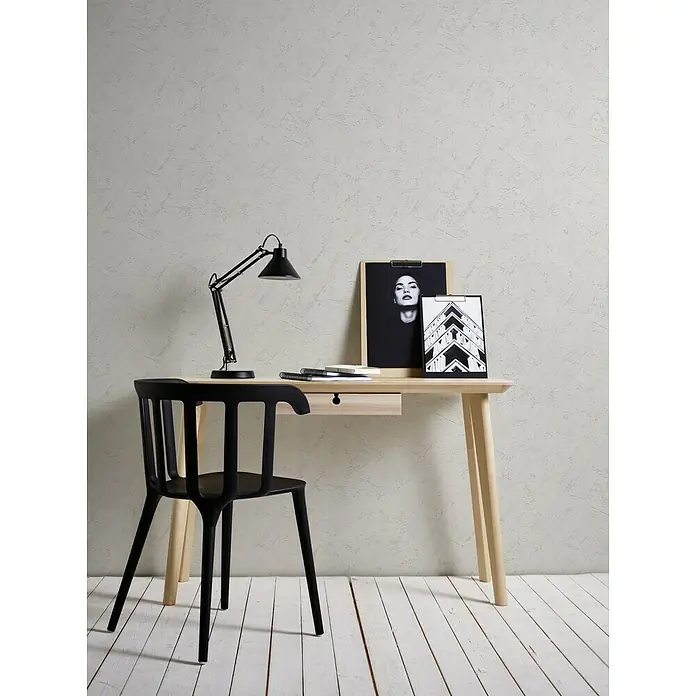 Vliestapete - Hellgrau, Uni, 10,05 x 0,53 m, Spachtelstruktur - Der minimalistische Schreibtisch mit der schwarzen Lampe und dem schwarzen Stuhl schafft eine moderne und stilvolle Arbeitsatmosphäre.