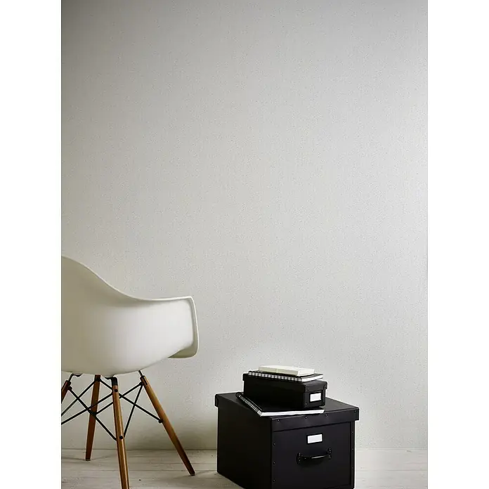 A.S. Création Vinyltapete Putz - Weiß, Uni, L x B: 10,05 x 0,53 m - Schreibtischszene mit einem weißen Stuhl und schwarzen Aufbewahrungsboxen, ideal für eine minimalistische und organisierte Arbeitsumgebung.