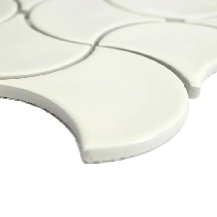 Mosaikfliese Fächer Uni FS 19I - 27,6 x 27,6 cm, Elfenbein, Glänzend - Nahaufnahme von weißen, fächerförmigen Mosaikfliesen. Ideal für elegante Badezimmer- und Küchengestaltungen mit einzigartigem Design.