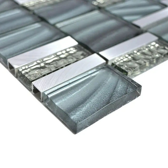 Mosaikfliese Crystal Mix XCM SUN05 - 29,7 x 29,5 cm, Grau, Glänzend - Nahaufnahme von grauen Glasmosaikfliesen mit silberfarbenen Akzenten, ideal für moderne Wanddekorationen.