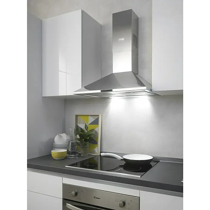 Marinelli Cucine Vormontierte Küchenzeile GiuliaBreite: 275 cm, Weiß, Mit Elektrogeräten, Dekor Arbeitsplatte: Marmoroptik, Spüle rechts - Moderne Dunstabzugshaube aus Edelstahl über einem schwarzen Kochfeld in einer hellen Küche.
