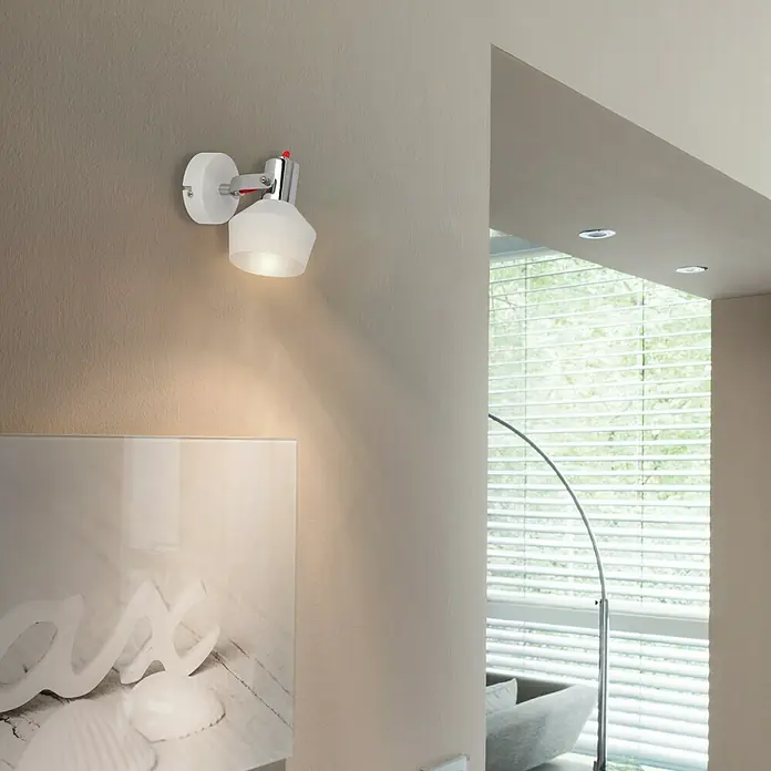 Tween Light Regleta Grado - 4 W, L x An x Al: 13,1 x 9,5 x 19,2 cm, Blanco, E14 - Primer plano de una elegante lámpara de pared blanca, que emite una luz cálida en una habitación decorada con modernidad.