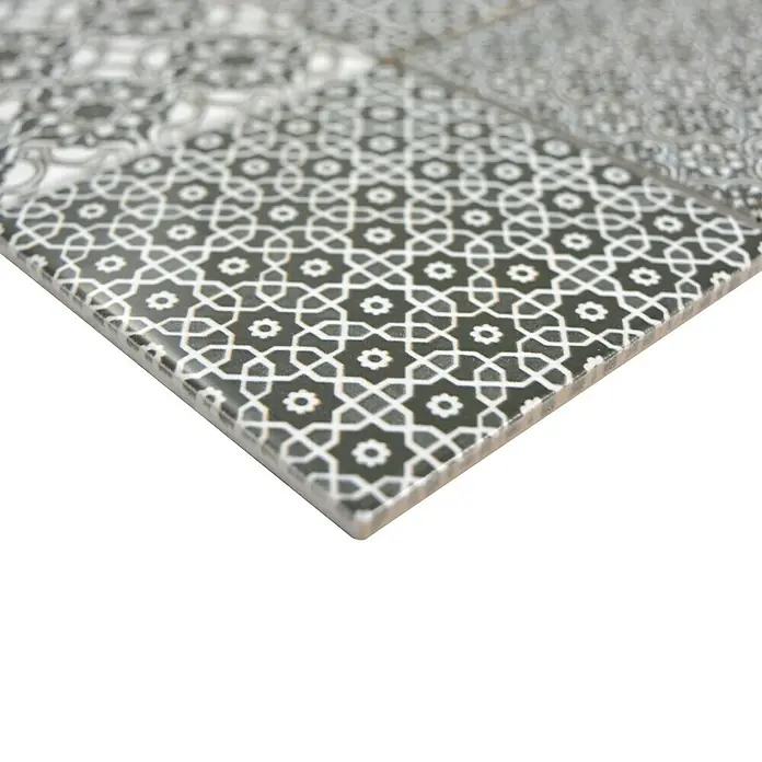 Mosaikfliese Quadrat Classico - 29,8 x 29,8 cm, Weiß/Schwarz/Grau, Glänzend - Nahaufnahme einer Keramikfliese mit einem eleganten geometrischen Muster in Schwarz und Weiß, ideal für stilvolle Innenräume.