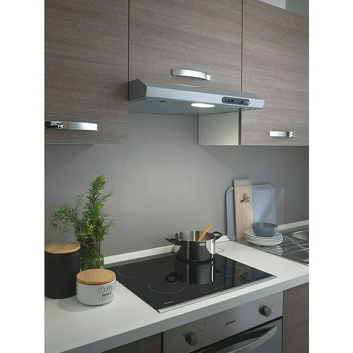 Marinelli Cucine Vormontierte Küchenzeile Rita - Breite: 270 cm, Eiche Grau, Mit Elektrogeräten - Eine moderne Küche mit grauen Schränken, einem Kochfeld mit einem Topf und stilvollen Accessoires, die eine einladende Atmosphäre schaffen.